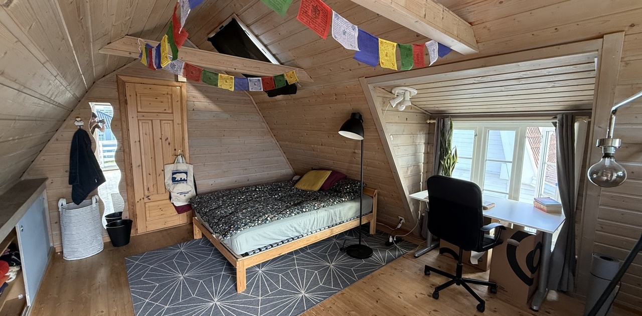 Rommet som leies ut er veldig lyst. Det er fint skråtak, peisovn og koselig liten balkong. / The room being rented is very luminous. There’s a nice inclined ceiling, a fireplace and a little balcony