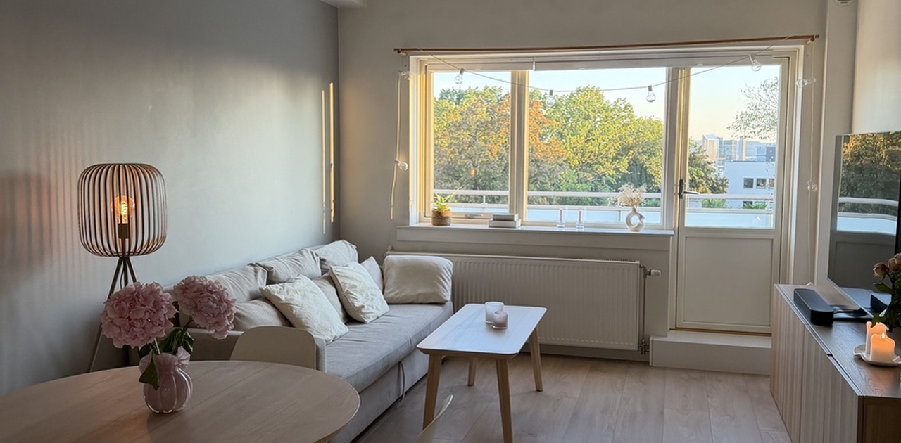Romslig stue med god plass til både sofa- og spisegruppe
