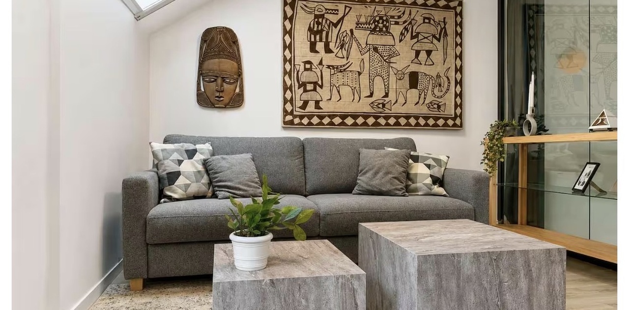 Stue med behagelig sofa, kan også gjøres om til sovesofa om en har besøk