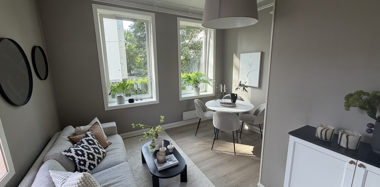 Høy 1. etg med utsikt over hage. OBS: boligen er stylet på bildene. Det er kun sofa og spisebord som følger med.