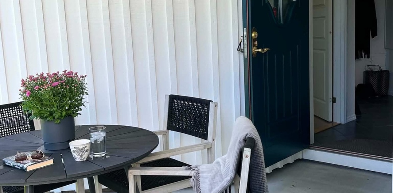 VELKOMMEN - Inngangsparti med overbygg