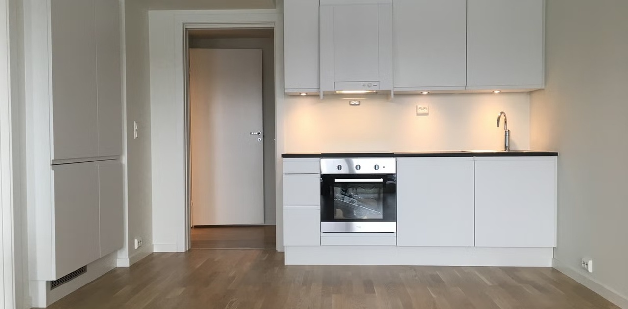Stilrent og moderne HTH NEXT-kjøkken med integrerte hvitevarer (stekeovn, koketopp, oppvaskmaskin og kombinert kjøle-/fryseskap)