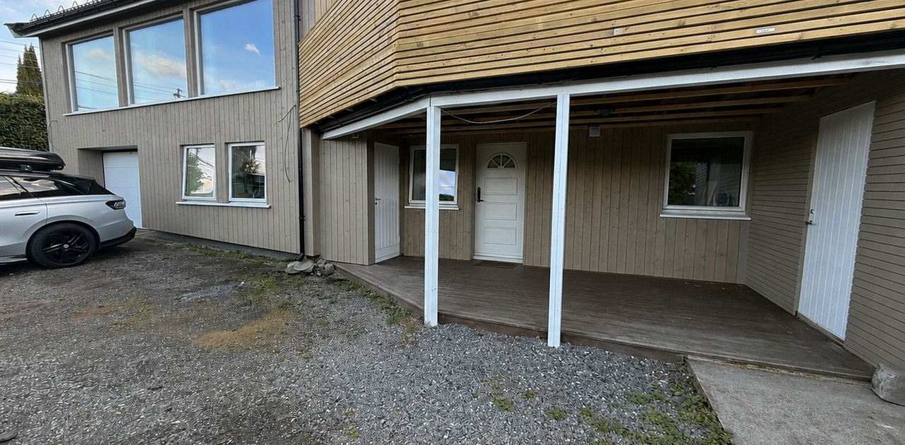 Eget inngangsparti og parkeringsplass rett utenfor døren