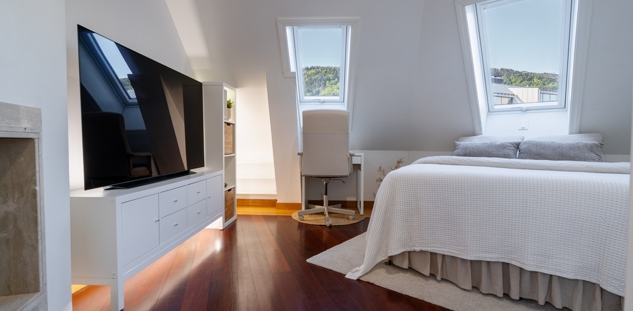 Bilderekken følger en "House Tour" gjennom leiligheten først. Om du vil se soverommet med en gang, bla til venstre.