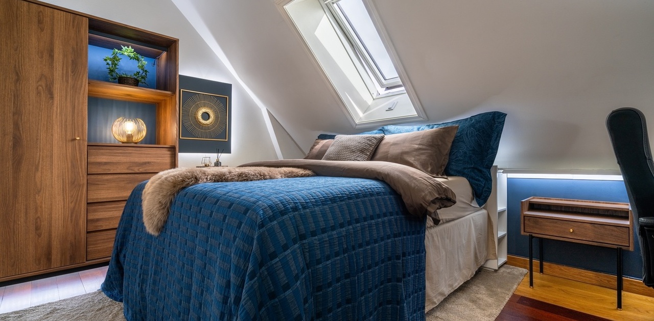 Bilderekken følger en "House Tour" gjennom leiligheten først. Om du vil se soverommet med en gang, bla til venstre.