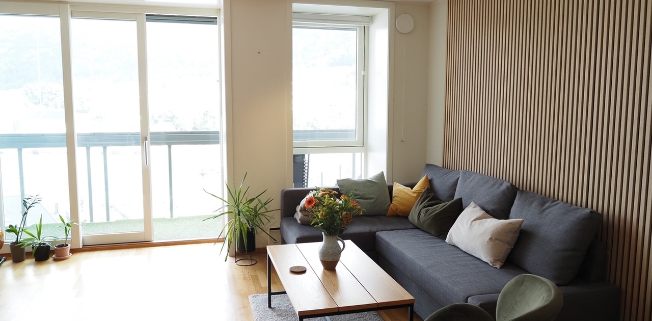 Stue med sofa og TV.