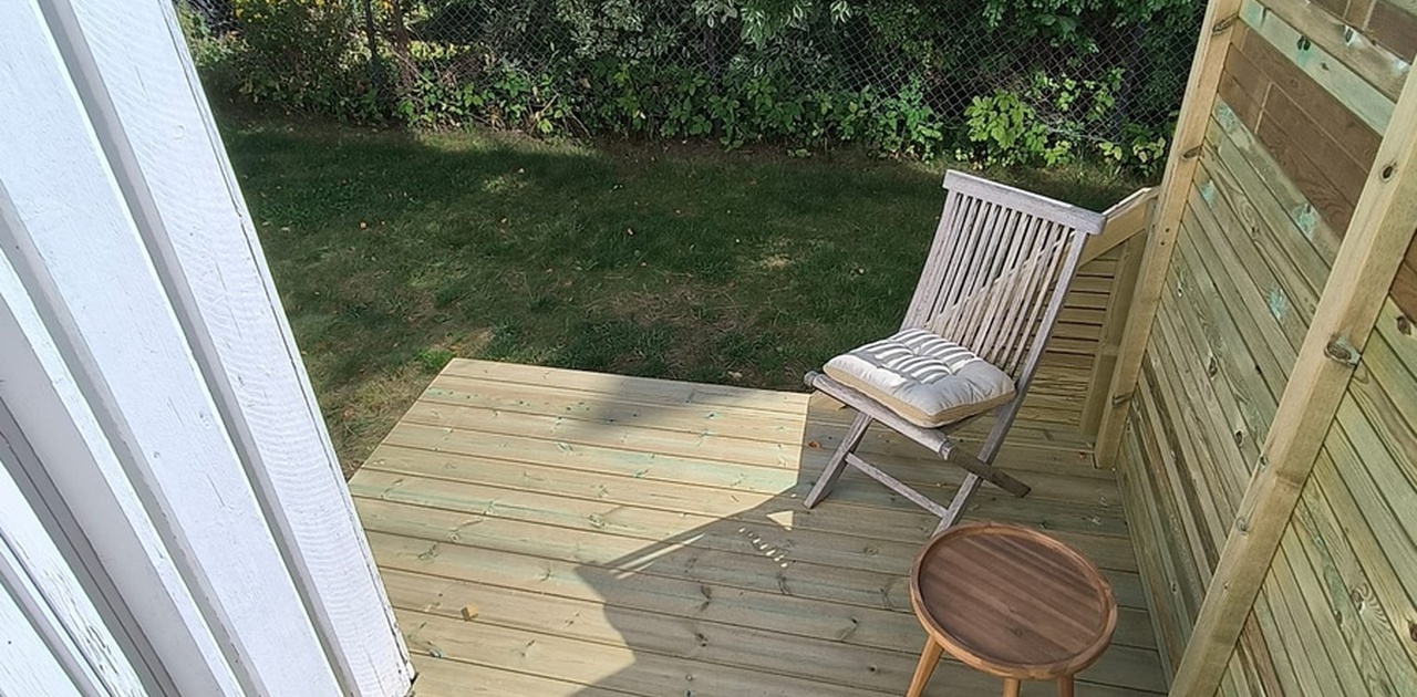 Liten koselig platting på baksiden av hybel, adgang fra stue