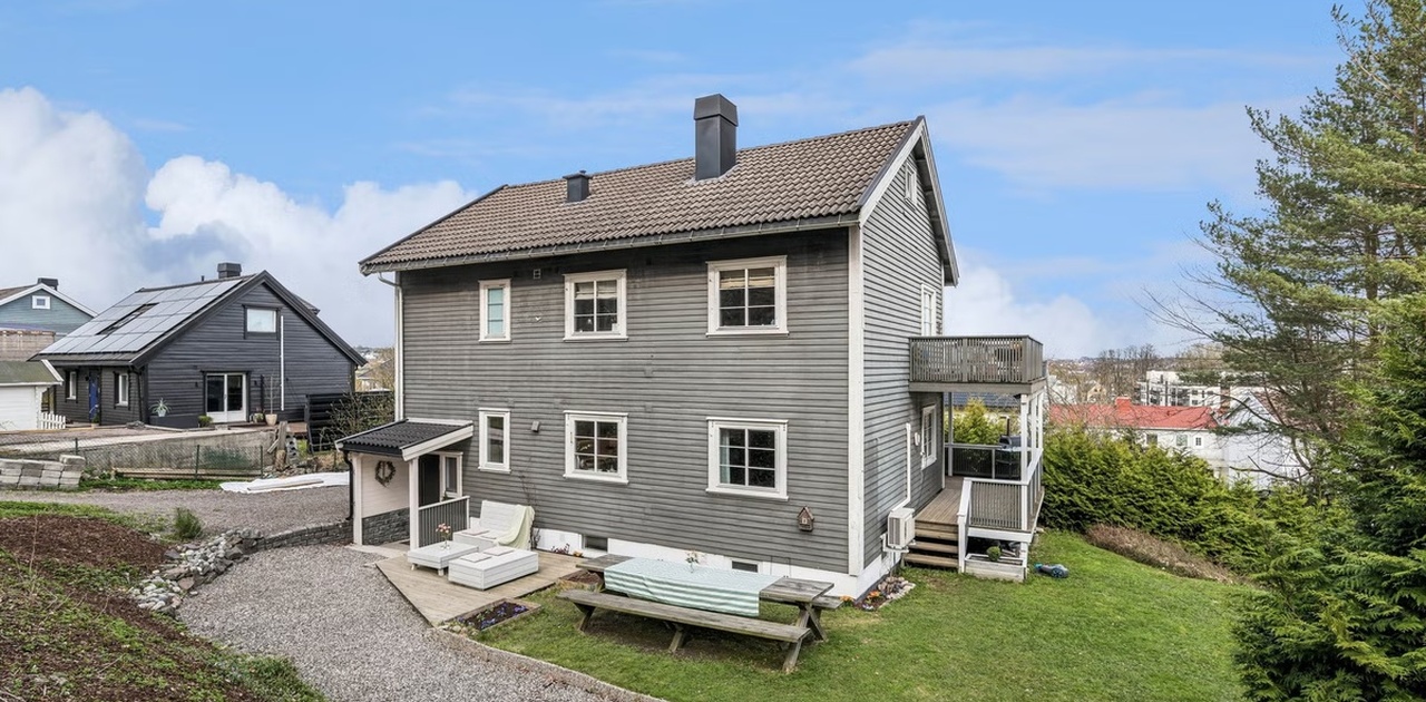 Sjarmerende tomannsbolig med solrik uteplass og pent opparbeidet hage.