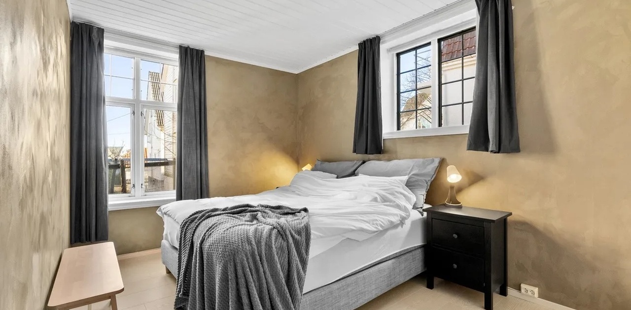 Bedroom (9500NOK a month) (includes a double bed, desk, chair, mirror and large sliding wardrobe) (1st floor)