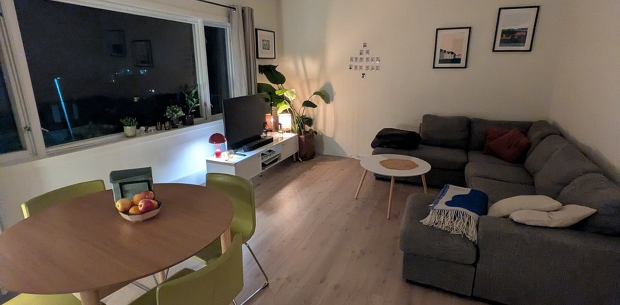 Stue på kveldstid.