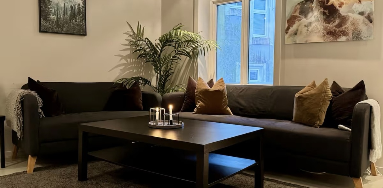 Stue med sofa og TV