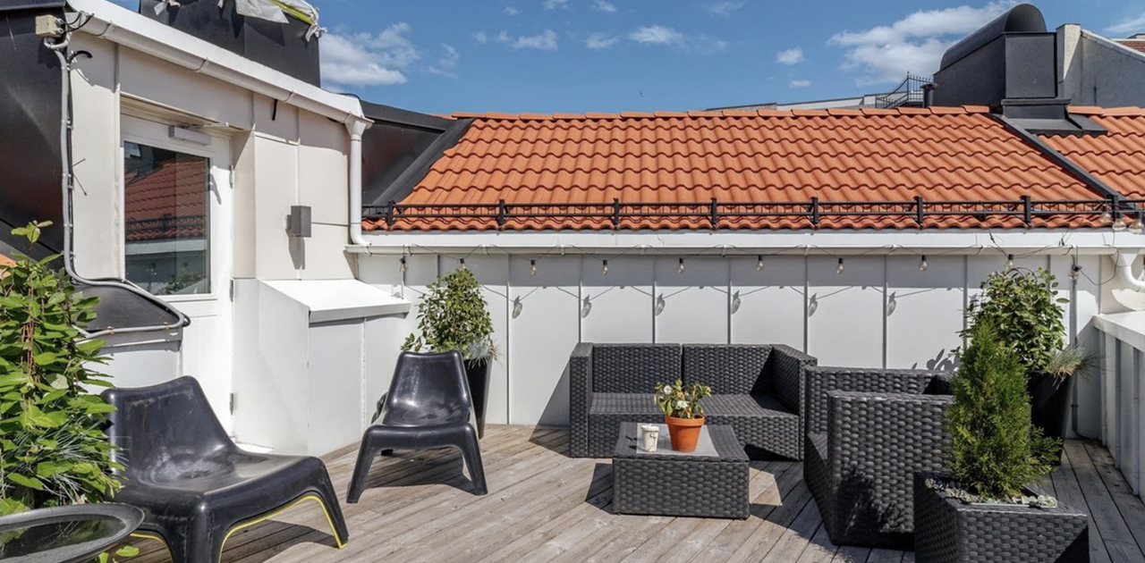 Felles takterrasse med sittegrupper