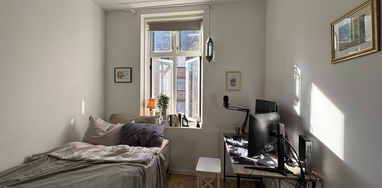 Utrolig koselig rom hvor jeg har trivdes ordentlig godt. God plass til skrivebord, skap og seng