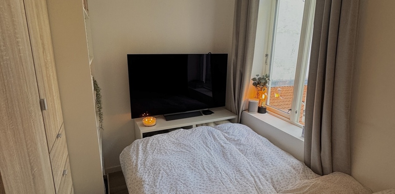 God plass til seng, 60t tv, klesskap, og en bred Billy Hylle