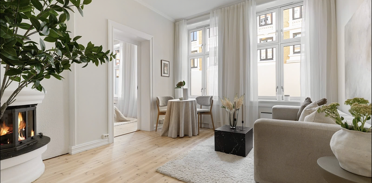 Leiligheten byr på vakre, klassiske detaljer som stukkatur og god takhøyde på 2,95 meter i stuen