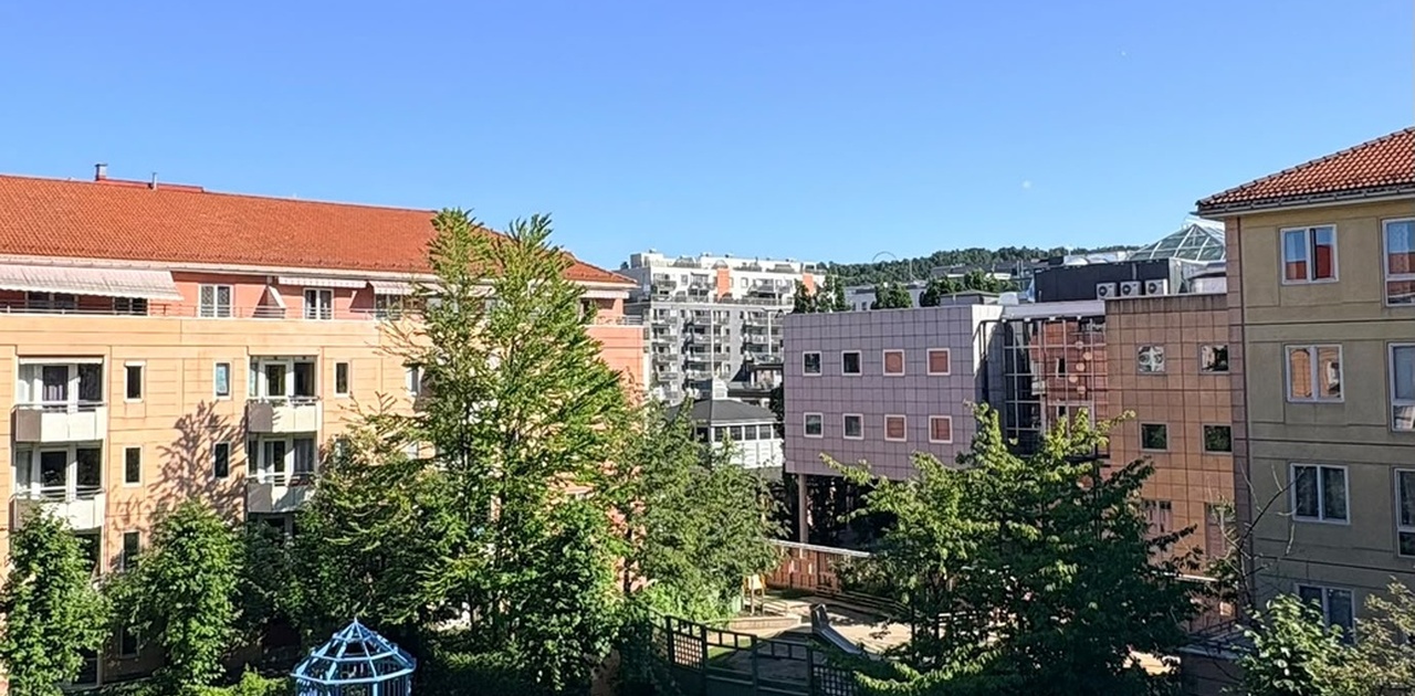 Utsikt til nydelig og rolig hage/bakgård, her er det muligheter for avslapping, men også grilling og sosiale sammenkomster