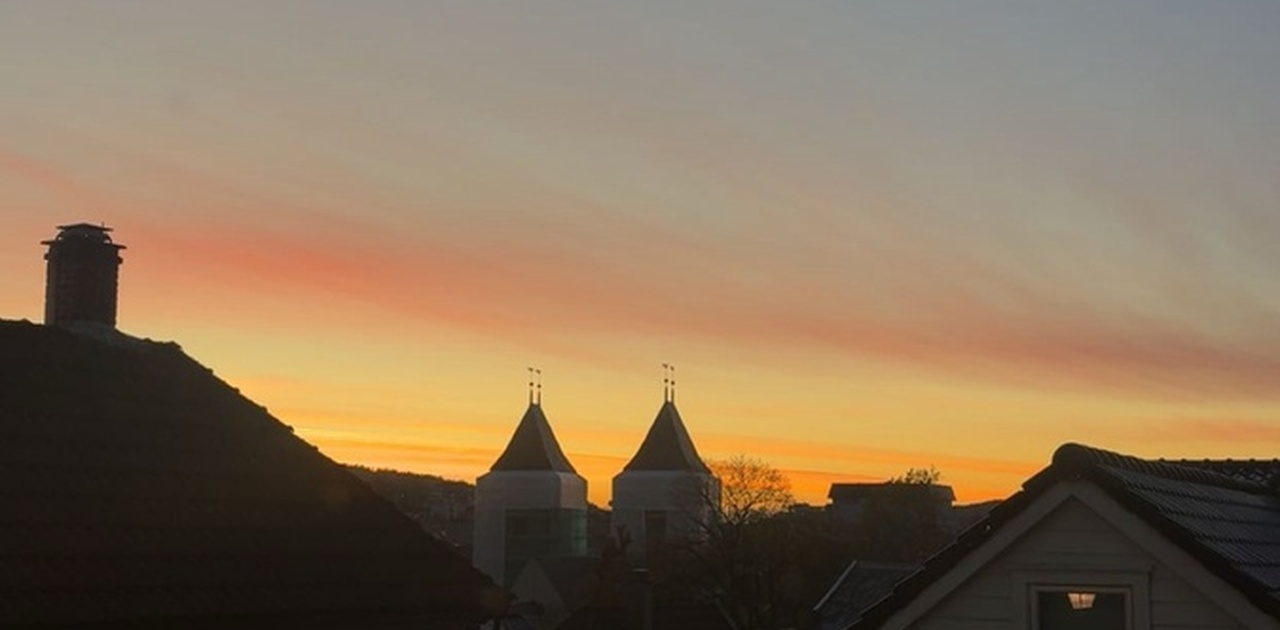 Solnedgang fra stuevinduene