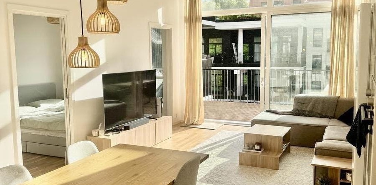 Store glassflater og full glass-verandadør mot den vestvendte siden, som gir svært gode lysforhold og en luftig romfølelse.
