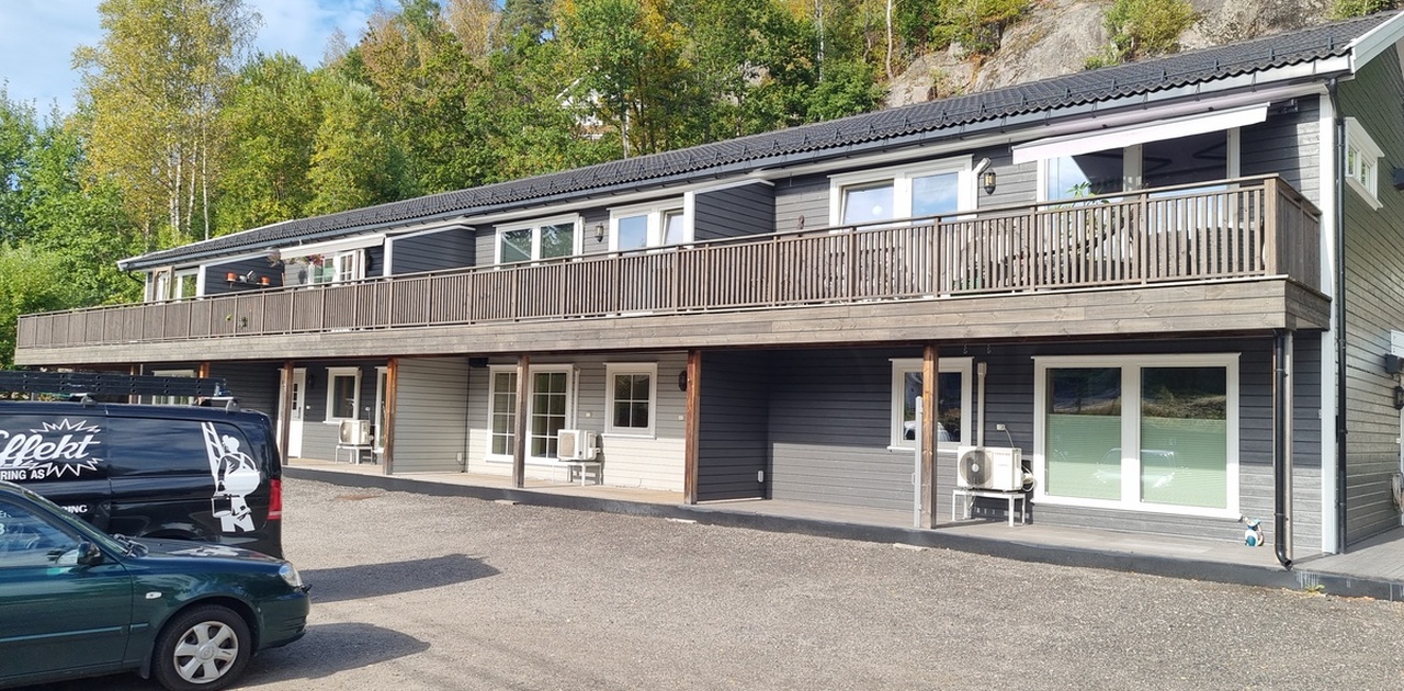 Solrikt i Moskedalen 1B. Veranda under tak foran leiligheten.
