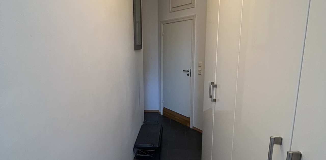 Inngangsparti med integrert garderobe.