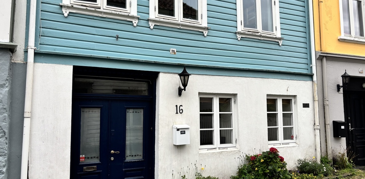 Hybelen ligger i 1. etasje. Inn den blå døren og til høyre.