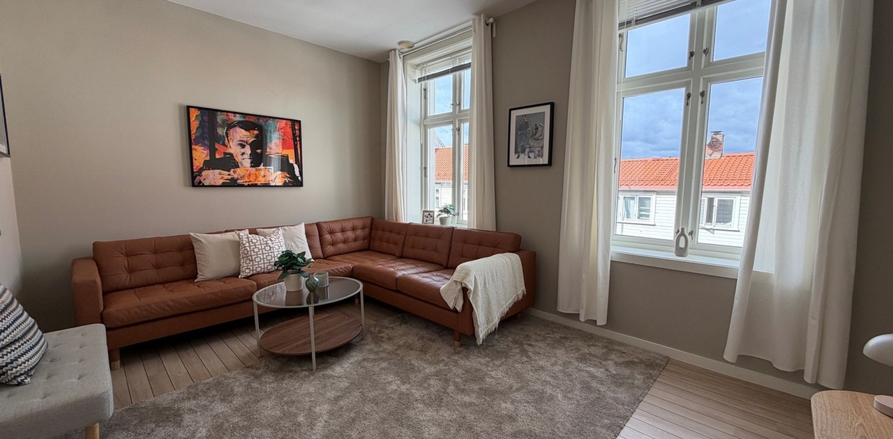 Flott felles stue med stor hjørnesofa som var ny i august 2026