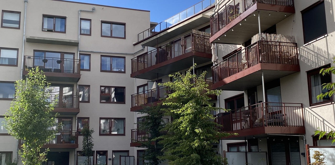 Moderne bygg med fine, grønne utearealer – rolig og fredelig beliggenhet