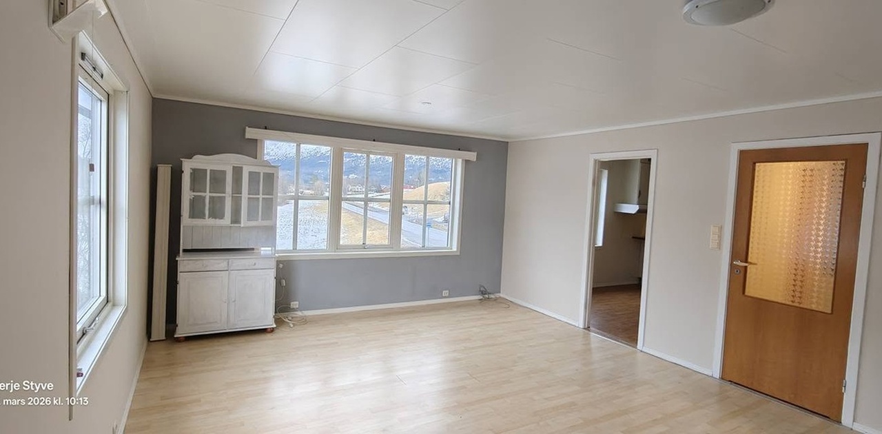 Store vinduer i stuen slipper inn godt med dagslys og gir utsikt mot det snødekte landskapet utenfor.