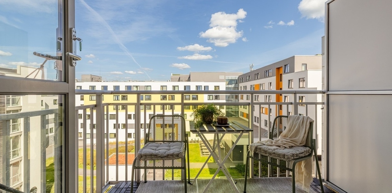 Usjenert balkong med kveldssol