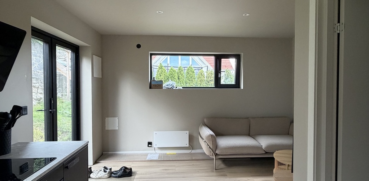 Oppholdsrommet kombinerer en sofakrok med plass til TV og åpen kjøkkenløsning med plass til et lite spisebord. Det er godt med lysinnslipp fra vinduer, men samtidig skjermet fra innsyn. Alle vinduer har elektriske screens.