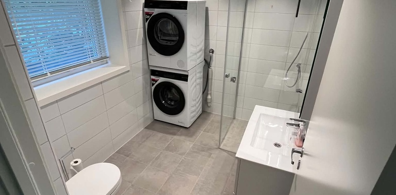 Nyoppusset bad med vaskemaskin og tørketrommel