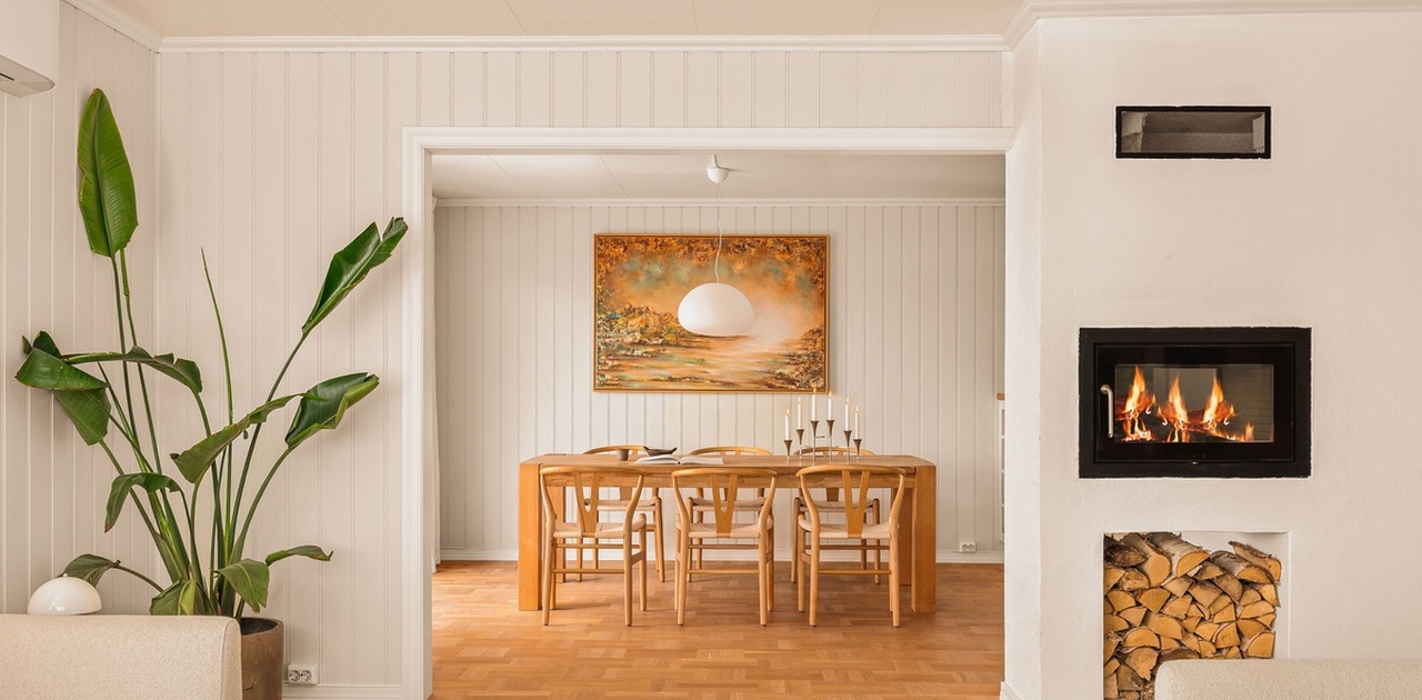 Stor spisestue med åpen stue/kjøkken løsning og peis