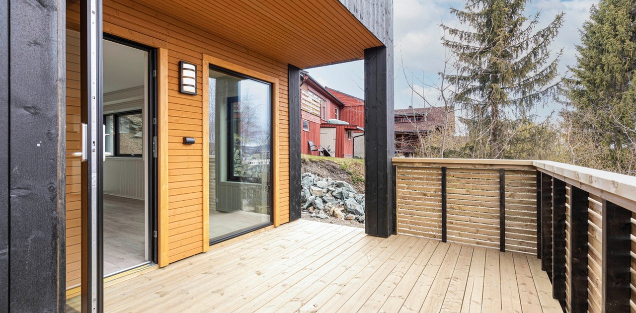 Solrik veranda med utsikt