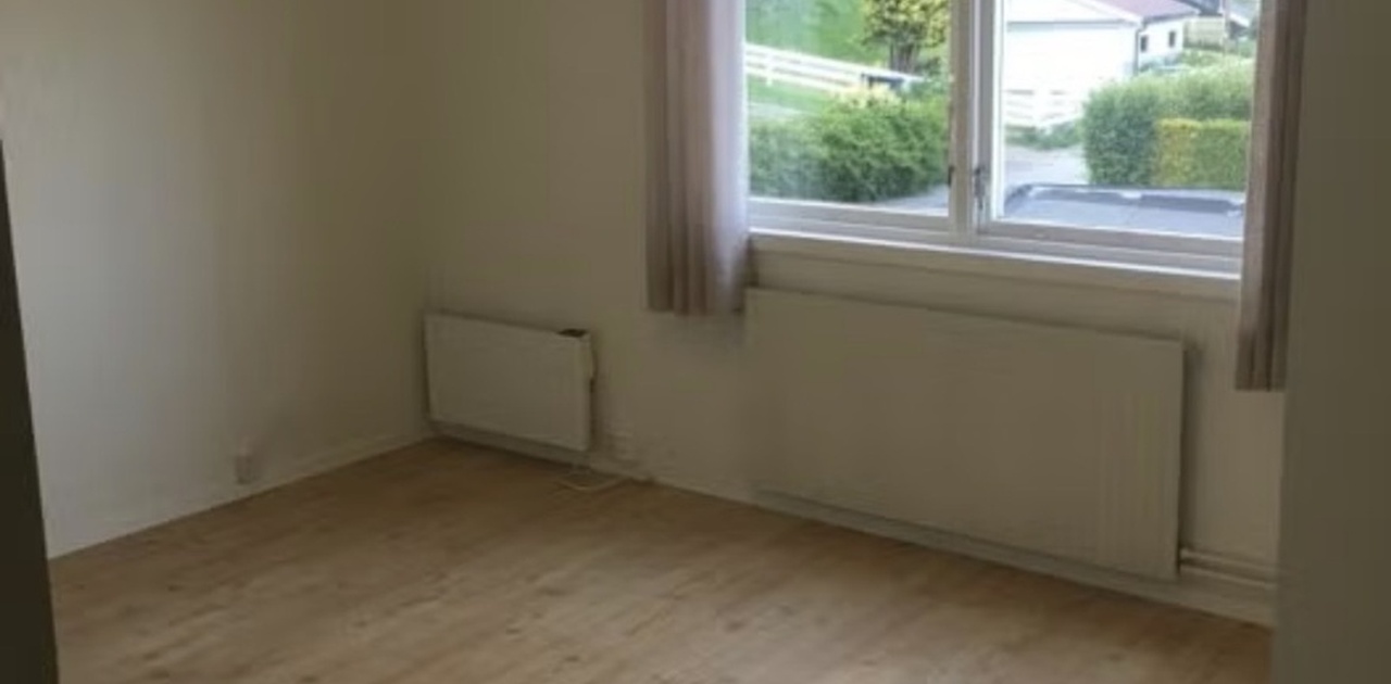 Inkludert seng, kommode og skrivebord som ikke kommer med på bildet. Skap vises på neste bilde.