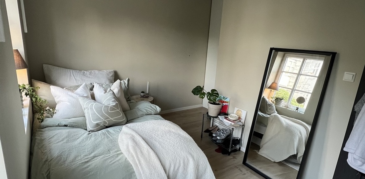 Soverommet vil være møblert med seng,nattbord, skohylle(om ønskelig), speil, kommode og stort skap, og to store vinduer som slipper inn dagslyset.