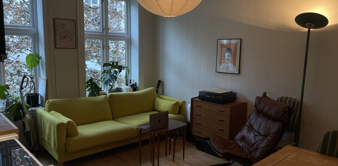Stua med integrert, helt nytt, kjøkken, koselig sittekrok, spisebord, og tv (med både dvd-spiller og PlayStation)