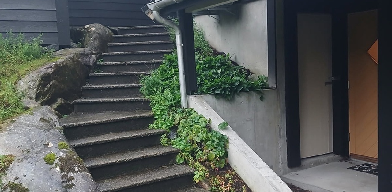 Inngang til leilighet og ytterbod