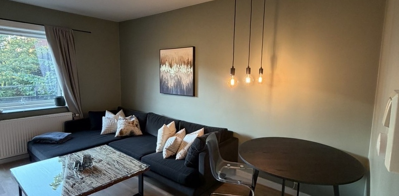 Stue med stor sofa og sofabord fra Slettvoll