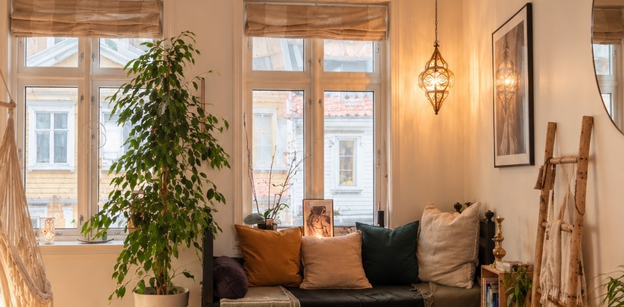 Koselig stue med store vinduer  (*Bildene viser boligen og ulike mulige møbleringsoppsett. Møblering og plassering kan derfor avvike noe fra bildene ved leie.