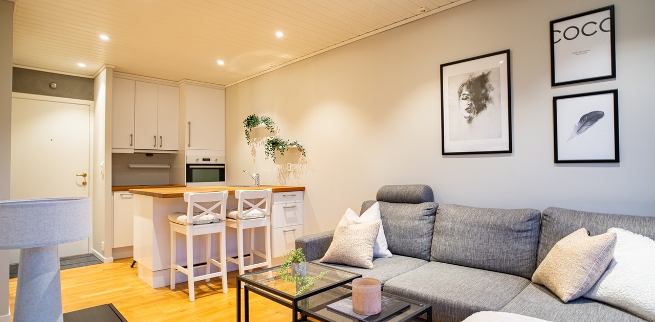 Smart planløsning der kjøkken og stue henger sammen og gir god plass i hverdagen.