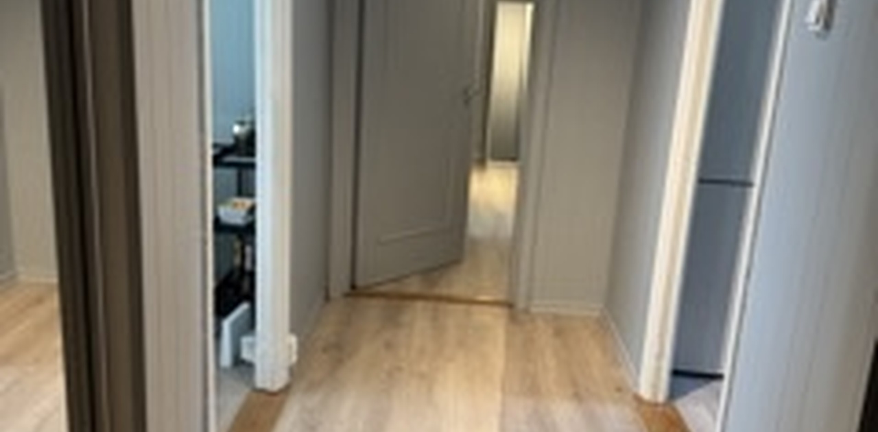 Gangen til leiligheten har et stort garderobeskap med gode oppbevaringsmuligheter.