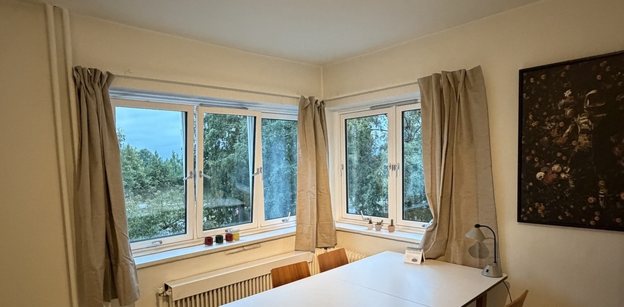 Fra spiseplassen har du frodig grønn utsikt i to retninger.