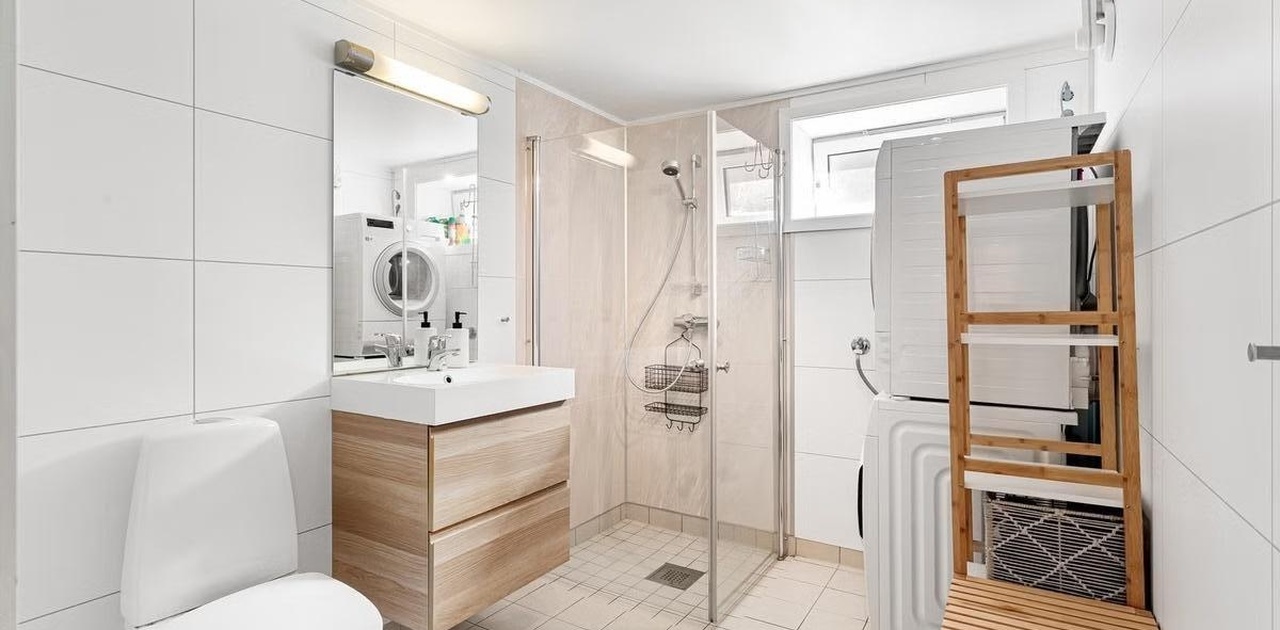 vaskemaskin følger ikke med, badet er flislagt