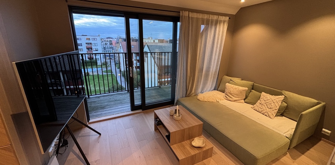 Stua med utsikt til bakgården. Stua har sovesofa vi pleier å slå ut for å ha det ekstra behagelig