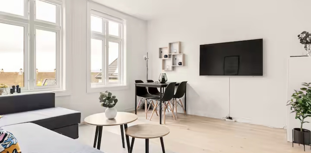 God plass til spisebord i stuen