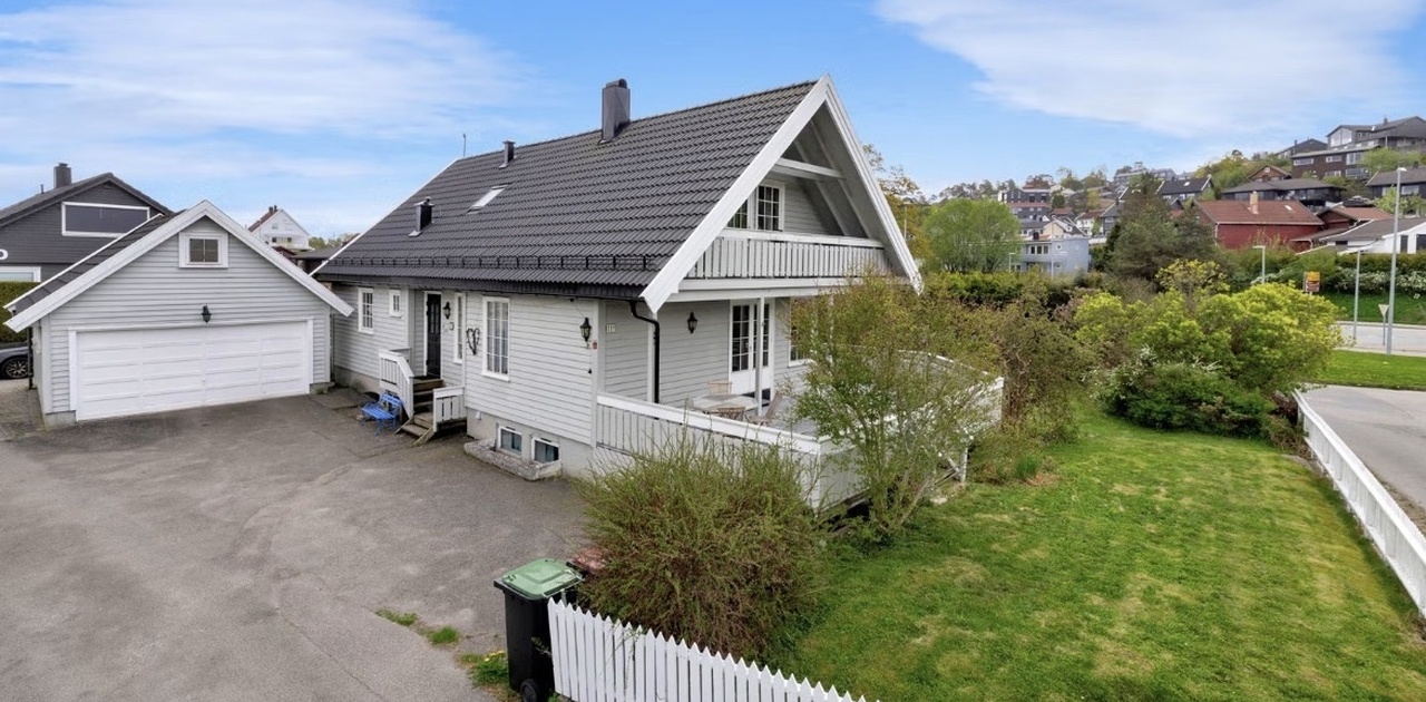 Parkering og inngang til hus og kjellerleilighet.