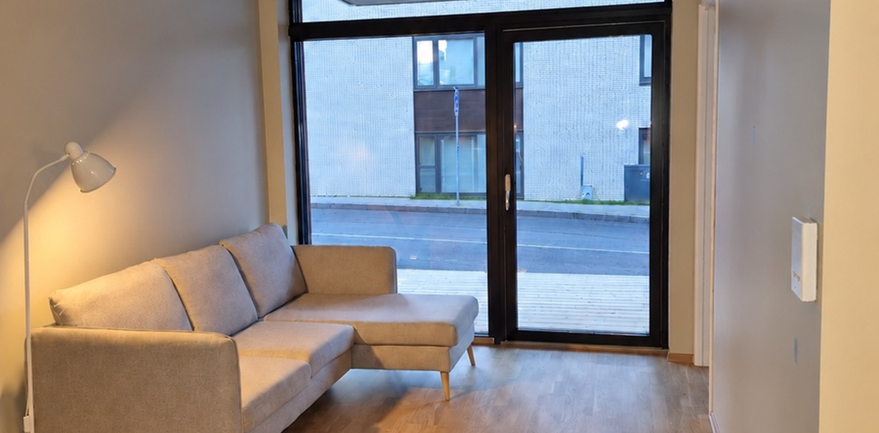 Stuen har naturlig plass til sofa og TV. Sofa medfølger.