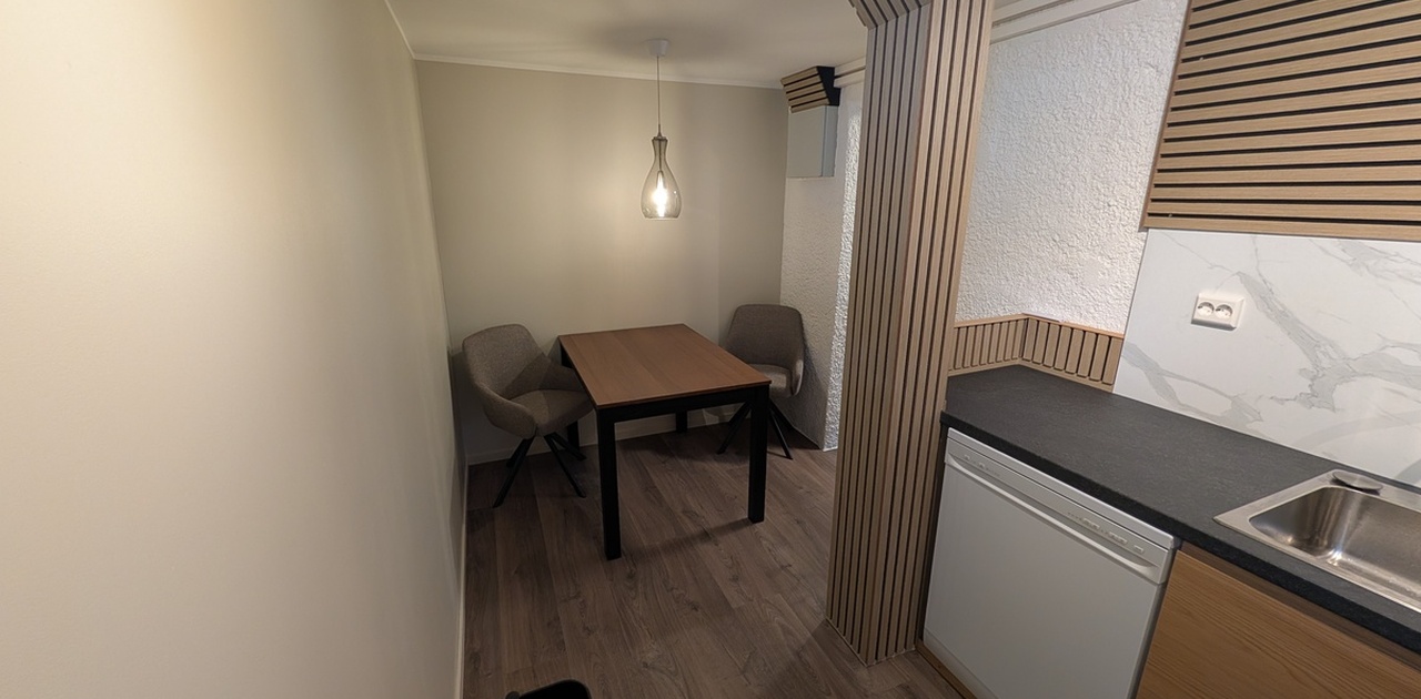 Kjøkken 10 m2. Deles med hybel.nr 2