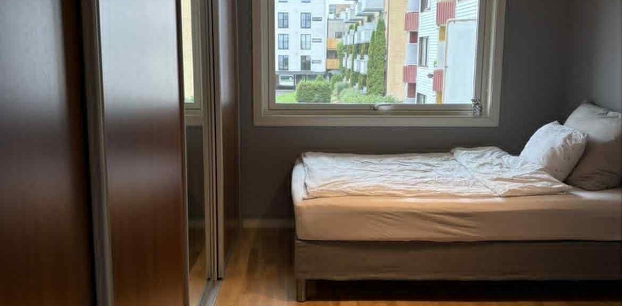 Stort soverom med utsikt til grøntområde og er innredet med romslig skyvedørsgarderobe,
