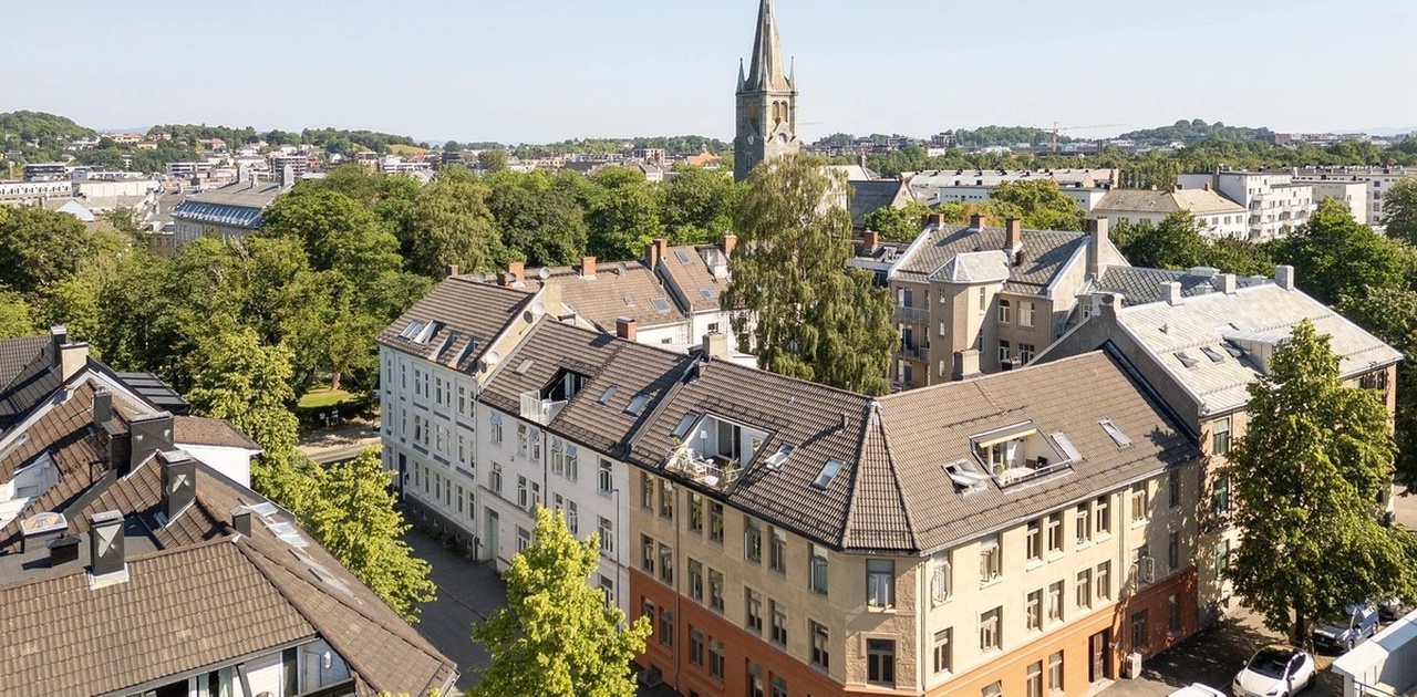 Velkommen til Innheredsveien 67A - en sjarmerende 2-roms toppleilighet i 4.etg i en klassisk bygård fra 1904 med kort vei til Solsiden og Trondheim sentrum.
